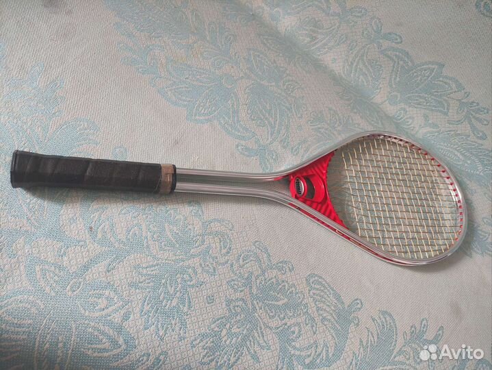 Ракетка для большого тенниса и бадминтона