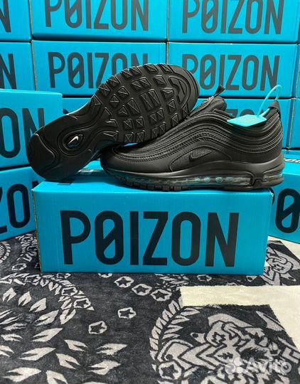 Кроссовки с противоскользящей поверхностью