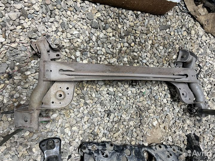 Балка задняя на renault duster 555016666R