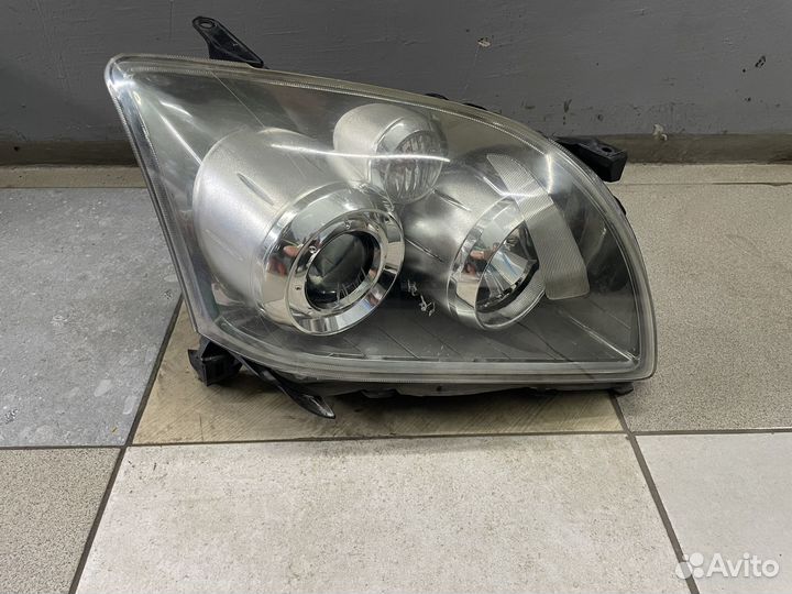 Фара передняя правая ксенон Toyota Avensis T250