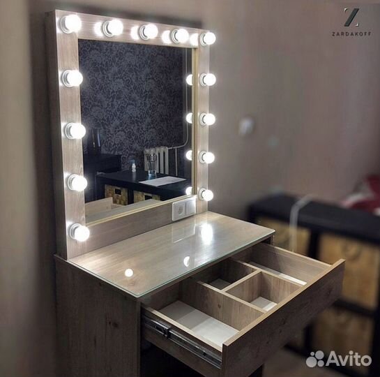 Гримёрное зеркало с подсветкой для визажиста