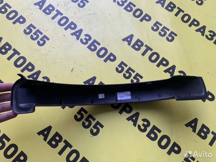 Накладка петли багажника левая Kia Quoris