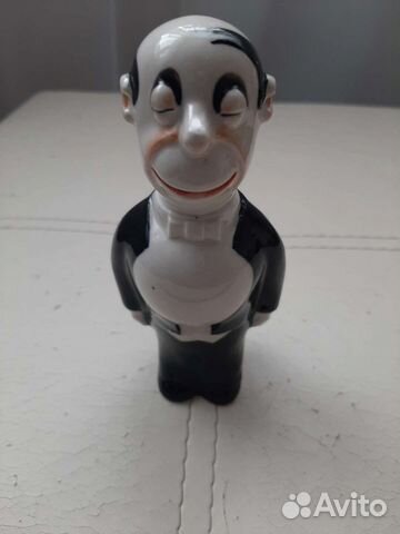 Фарфоровая фигурка мальчик с клюшкой СССР