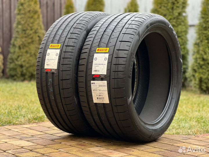 Pirelli P Zero Sports CAR 245/40 R19 и 275/35 R19 100Y