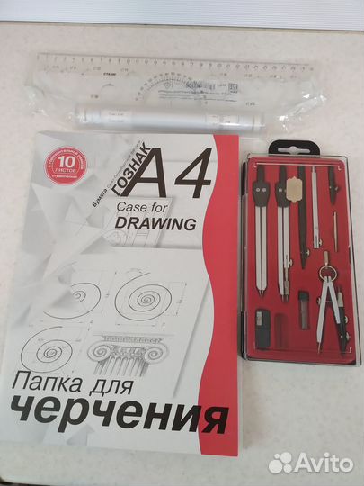 Готовальня и линейка рейсшина