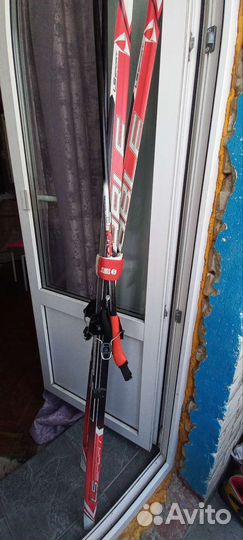 Лыжные ботинки с лыжами