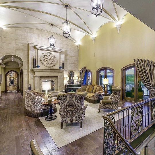 Дом 930 м² на участке 14 сот.