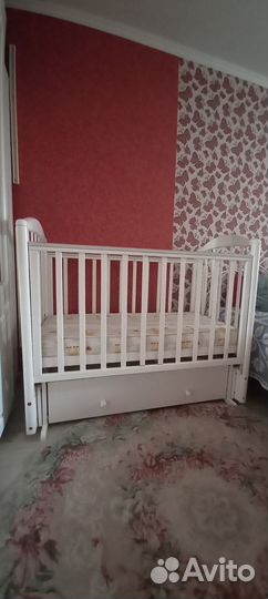 Детская кроватка с маятником