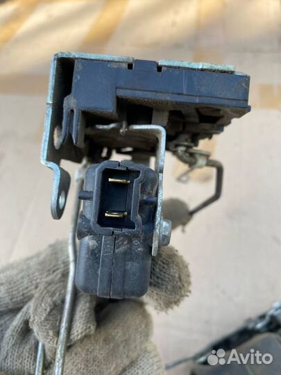 Замок передний правый Renault Logan