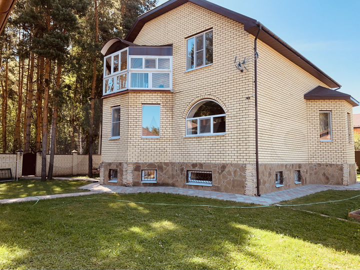 Коттедж 263 м² на участке 9 сот.