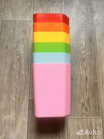 Набор цветных контейнеров