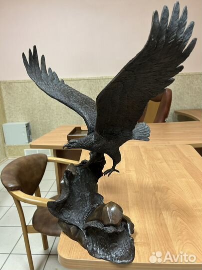 Бронзовая статуэтка орла