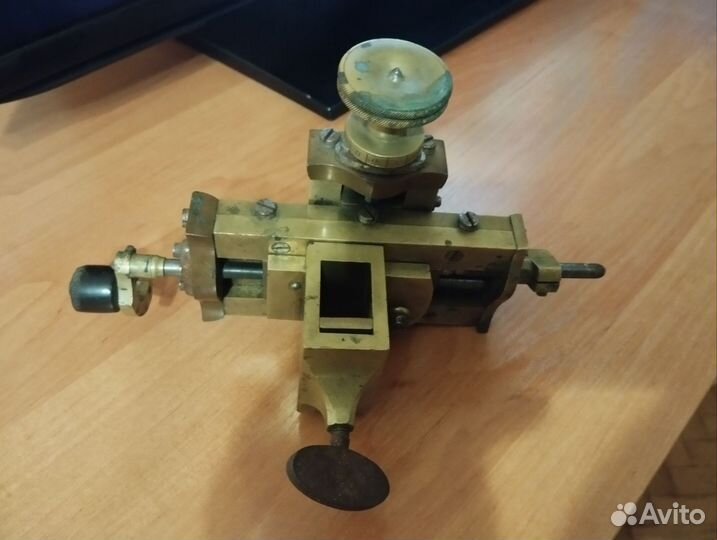 Суппорт часового токарного станка