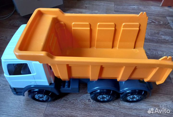 Большой автомобиль, парковка-гараж