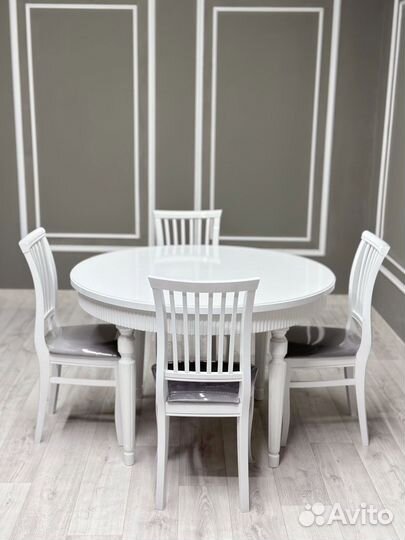 Стол и стулья для кухни. В наличии