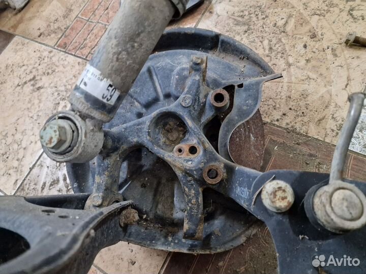 Задняя левая цапфа Volkswagen Jetta 5