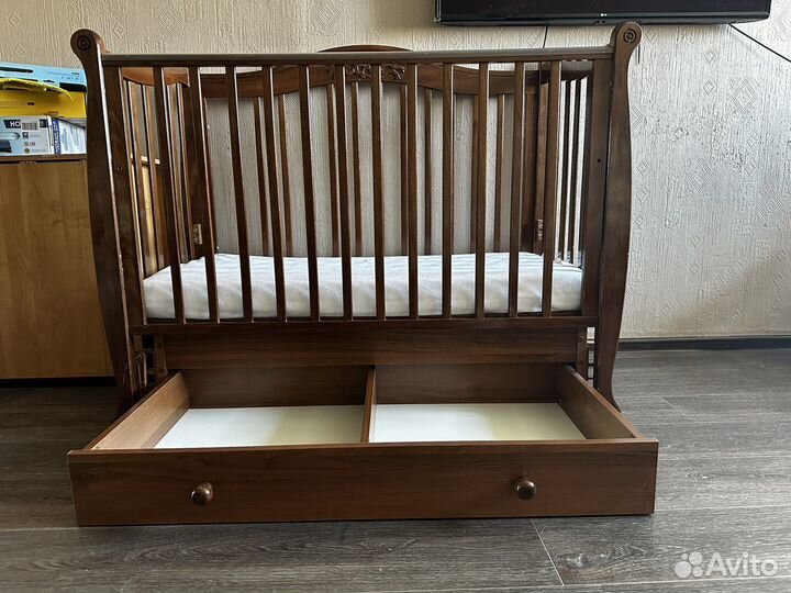 Детская кроватка Гандылян с маятником