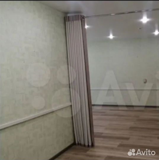 Плотная штора на люверсах вместе с гардиной