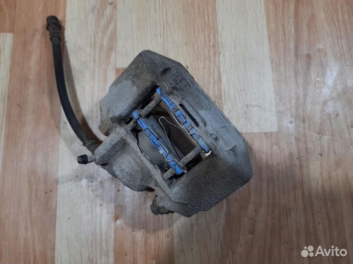 Суппорт задний L mitsubishi Pajero Sport 3