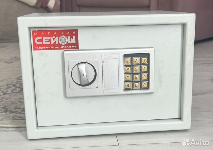 Сейф металлический
