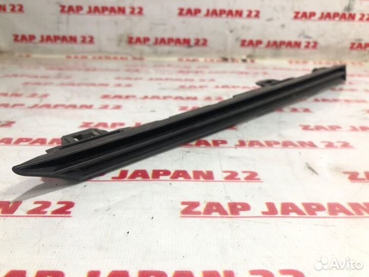 Молдинг решетки радиатора передний левый Toyota