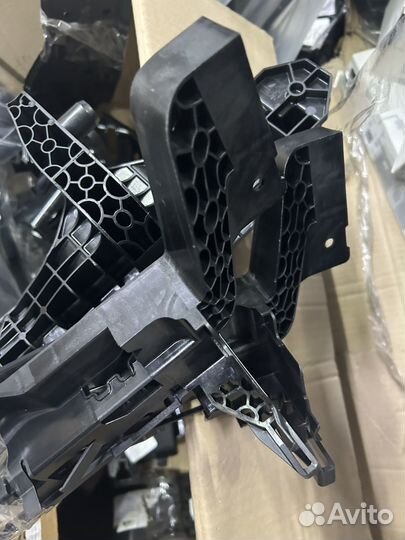 Кронштейн радиатора левый Mercedes V447 W447