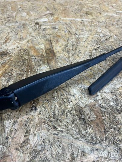 Поводок дворника левый Ford Focus 2 2010