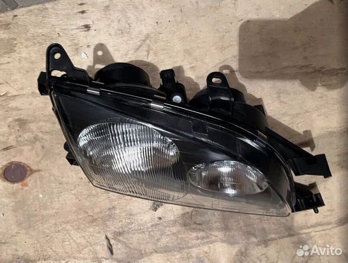 Фара правая toyota avensis T220 1996-2000