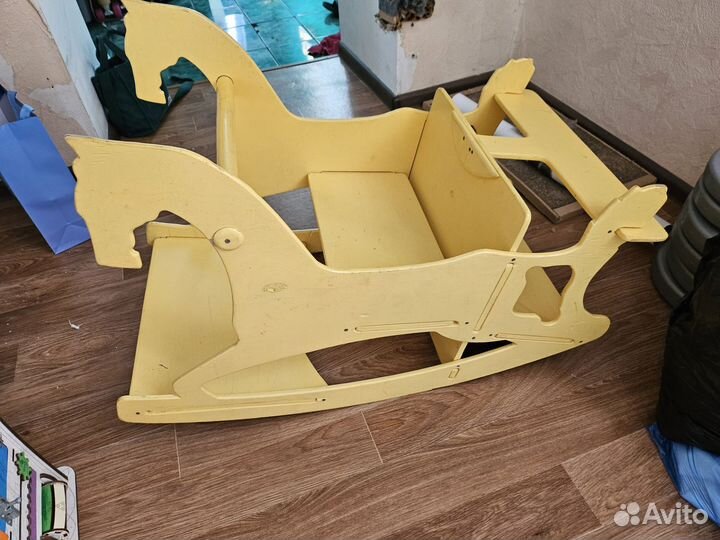 Лошадка качалка,стульчик доя кормления, парта