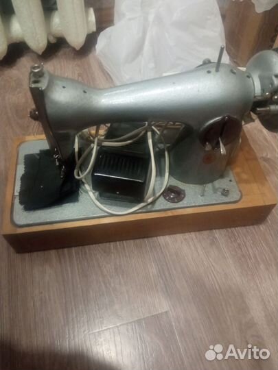 Швейная машинка с электроприводом