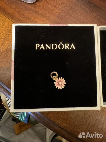 Шарм-подвеска moments розовая маргаритка