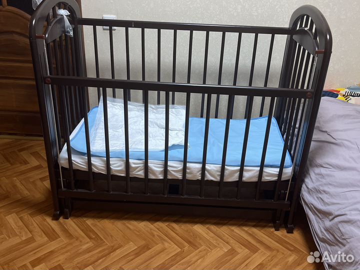 Детская кроватка с маятником