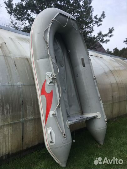 Лодочный мотор с лодкой