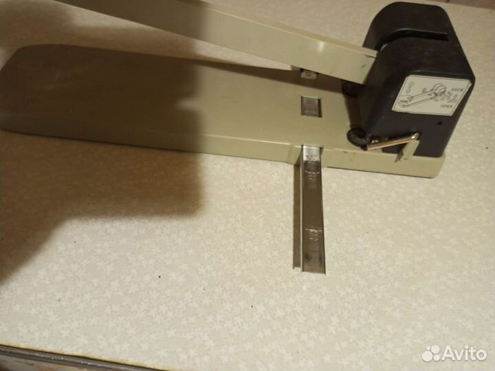 Дырокол мощный