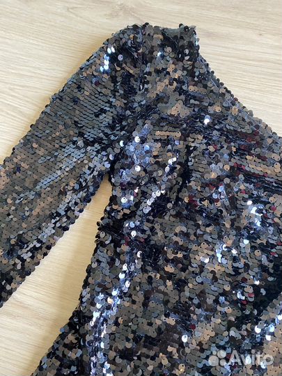 Платье в пайетках s