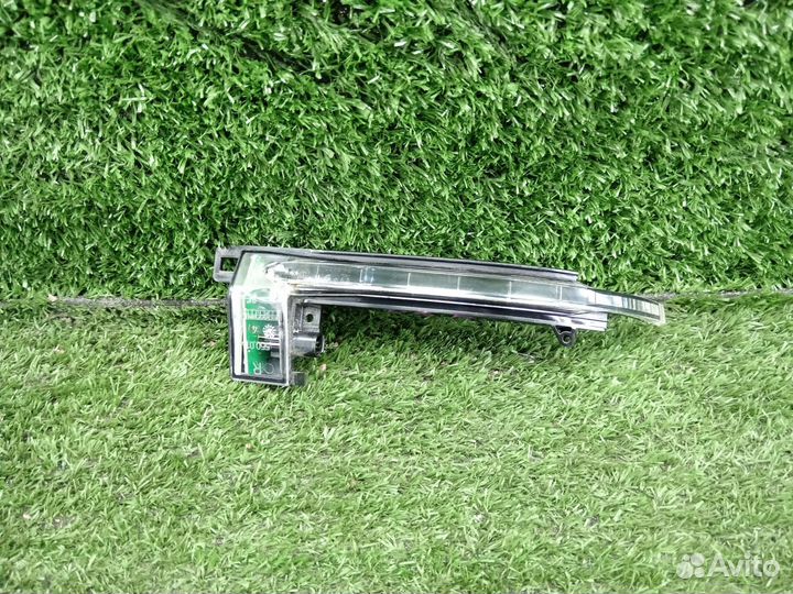 Повторитель поворота в зеркало правый VAG Audi A3