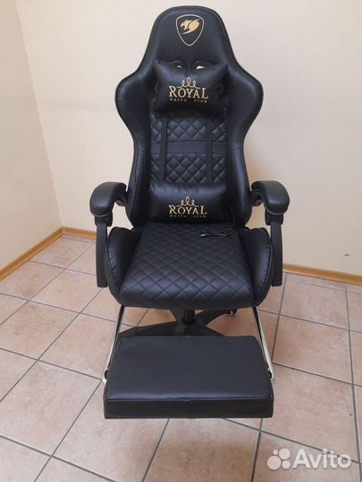 Компьютерное игровое кресло с подставкой для ног