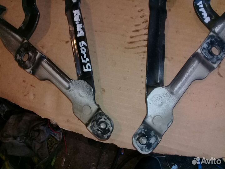 Петля крышки багажника Volkswagen Passat B5