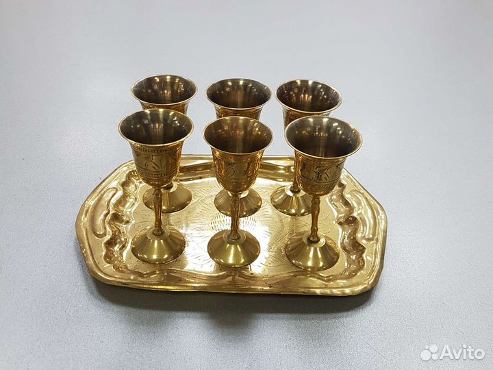 Набор рюмок на подносе