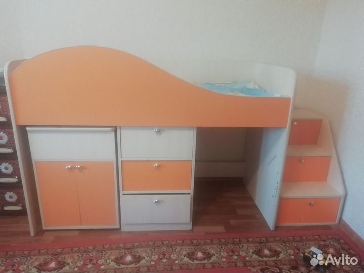 Детская кровать со столом и выдвижными ящиками