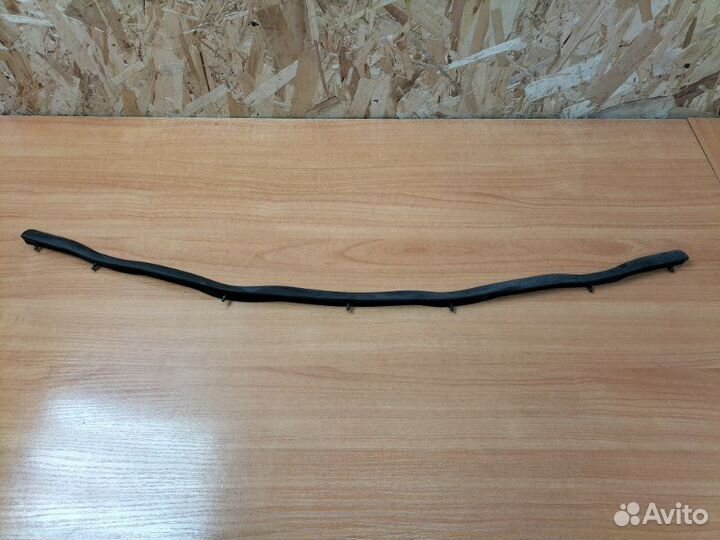 Уплотнитель капота задний Nissan Pathfinder 2009
