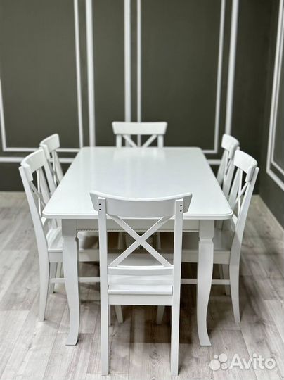 Стол и стулья в гостиную. В наличии