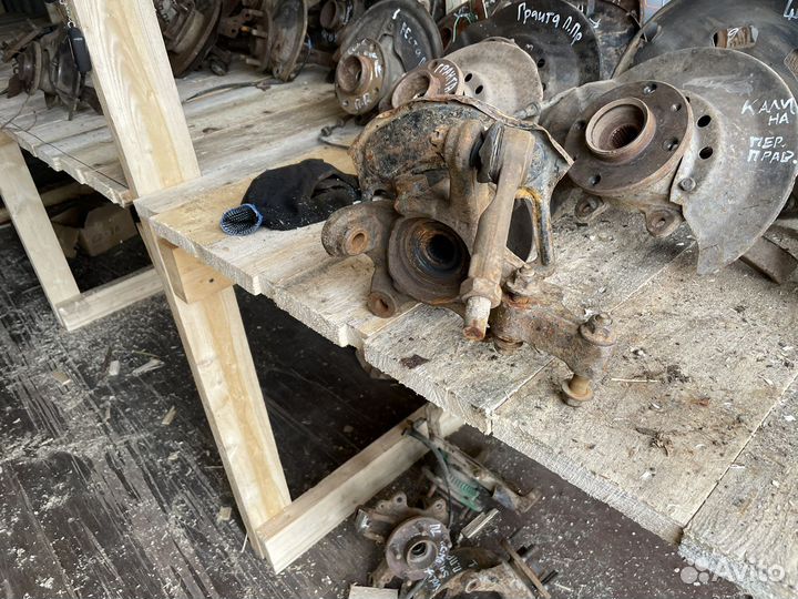 Поворотный кулак левый Nissa Almera Classic