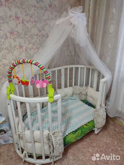 Детская овальная кроватка с балдахином и подушками