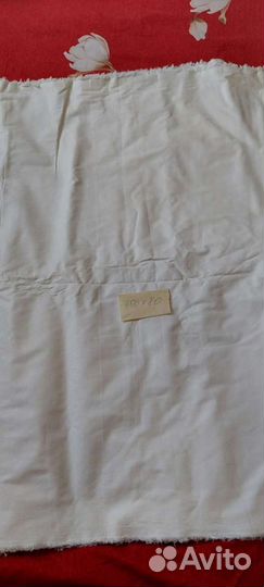 Отрез белой ткани