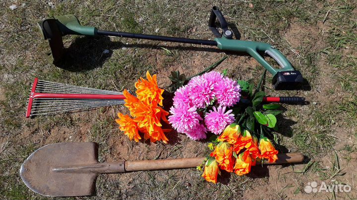 Уборка могил на кладбище