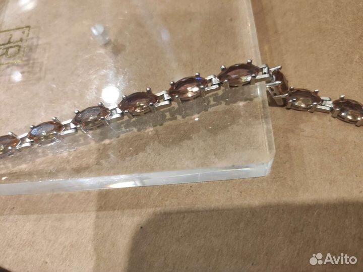 Серебряный браслет с камнями султанит