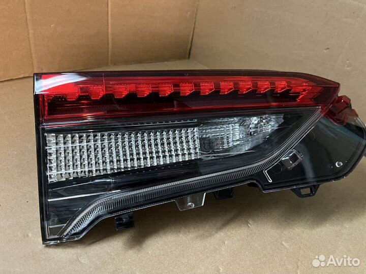 Задний левый фонарь в крышку Toyota RAV4 xa 50