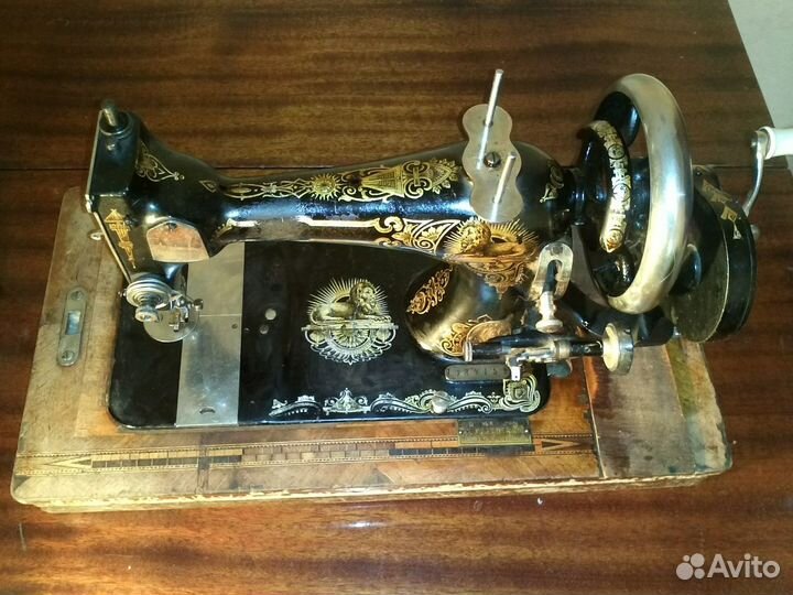 Продам антикварную швейную машинку velocitas