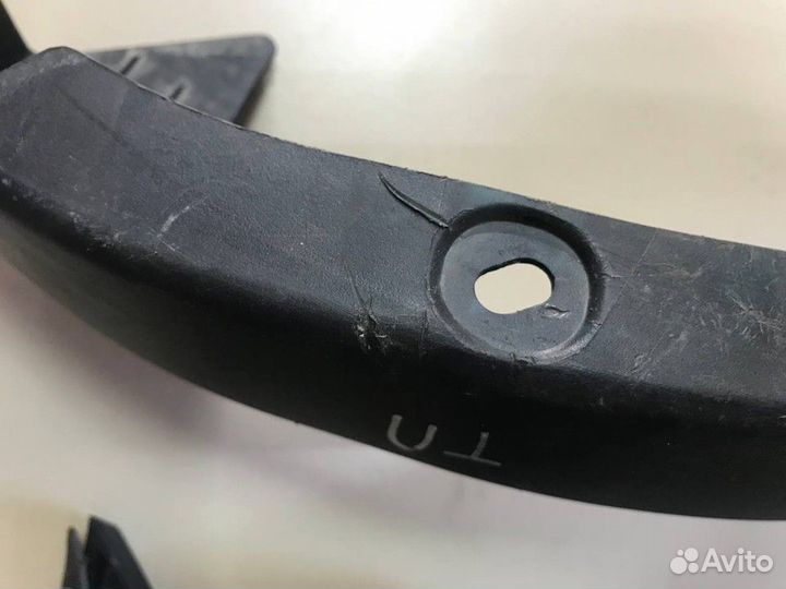 Накладка петли багажника левая Toyota Corolla